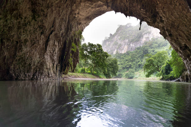 piękna naturalna sceneria jaskini phong z wycieczką statkiem w ba be lake nation park jest znanym miejscem podróży w prowincji bac kan w wietnamie. - ba kan zdjęcia i obrazy z banku zdjęć