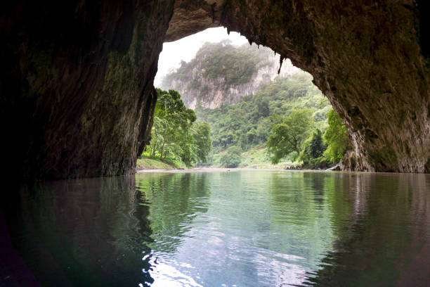 hermoso paisaje natural de la cueva de phong con paseo en barco en ba ser nación el parque del lago es un destino famoso en la provincia de bac kan, vietnam. - ba kan fotografías e imágenes de stock