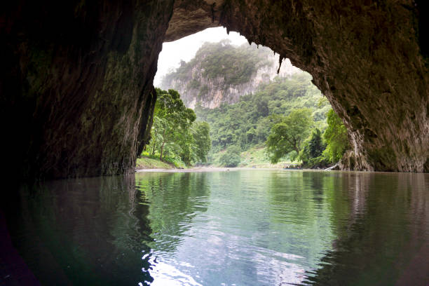 piękna naturalna sceneria jaskini phong z wycieczką statkiem w ba be lake nation park jest znanym miejscem podróży w prowincji bac kan w wietnamie. - ba kan zdjęcia i obrazy z banku zdjęć