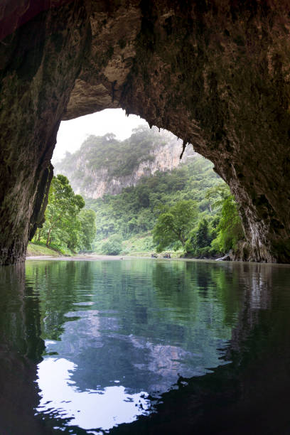 hermoso paisaje natural de la cueva de phong con paseo en barco en ba ser nación el parque del lago es un destino famoso en la provincia de bac kan, vietnam. - ba kan fotografías e imágenes de stock