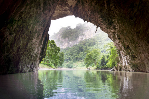 piękna naturalna sceneria jaskini phong z wycieczką statkiem w ba be lake nation park jest znanym miejscem podróży w prowincji bac kan w wietnamie. - ba kan zdjęcia i obrazy z banku zdjęć