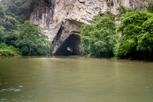 hermoso paisaje natural de la cueva de phong con paseo en barco en ba ser nación el parque del lago es un destino famoso en la provincia de bac kan, vietnam. - ba kan fotografías e imágenes de stock