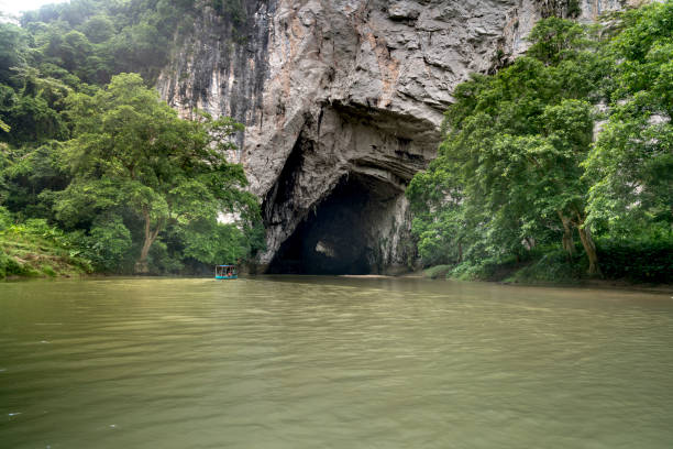 piękna naturalna sceneria jaskini phong z wycieczką statkiem w ba be lake nation park jest znanym miejscem podróży w prowincji bac kan w wietnamie. - ba kan zdjęcia i obrazy z banku zdjęć