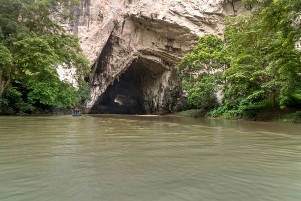 hermoso paisaje natural de la cueva de phong con paseo en barco en ba ser nación el parque del lago es un destino famoso en la provincia de bac kan, vietnam. - ba kan fotografías e imágenes de stock