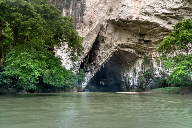 hermoso paisaje natural de la cueva de phong con paseo en barco en ba ser nación el parque del lago es un destino famoso en la provincia de bac kan, vietnam. - ba kan fotografías e imágenes de stock