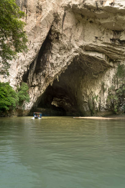 hermoso paisaje natural de la cueva de phong con paseo en barco en ba ser nación el parque del lago es un destino famoso en la provincia de bac kan, vietnam. - ba kan fotografías e imágenes de stock