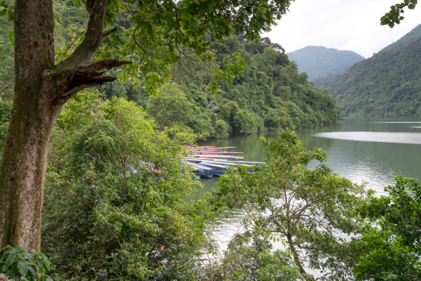 nabrzeże obsługujące turystów nad jeziorem ba be w prowincji bac kan, wietnam - ba kan zdjęcia i obrazy z banku zdjęć