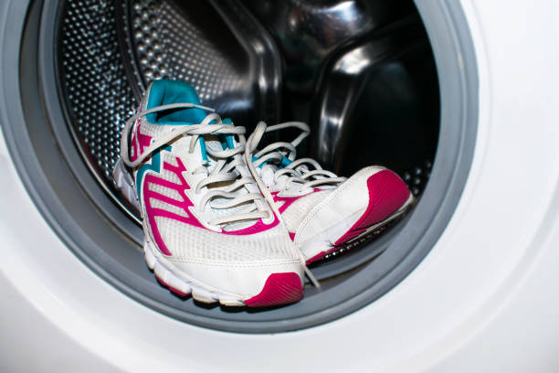 Seizoen werkplaats geld Schoen Wassen Witte En Roze Sneakers Wassen In De Wasmachine Hoe Schoon  Sneakers Stockfoto en meer beelden van Sportschoen - iStock