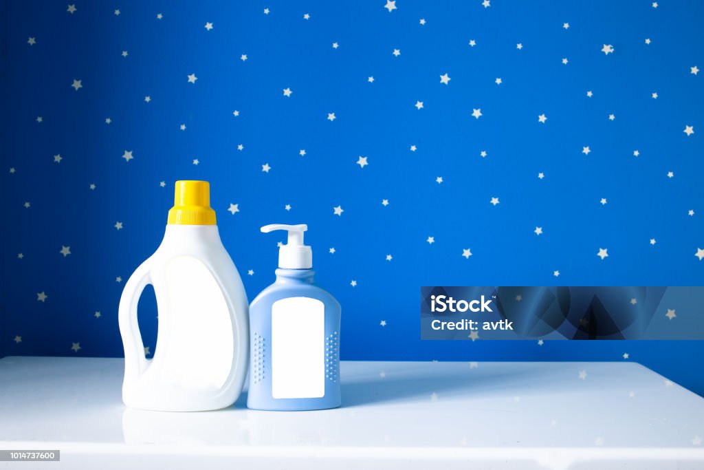 Dos Botellas De Líquido En La Mesa De La Habitación De Los Niños En El Fondo De Estrellado Cielo Fondos De Pantalla Foto de stock y más banco de imágenes de Accesorio Dos Botellas De Líquido En La Mesa De La Habitación De Los Niños En El Fondo De Estrellado Cielo Fondos De Pantalla Foto de stock y más banco de imágenes de Accesorio