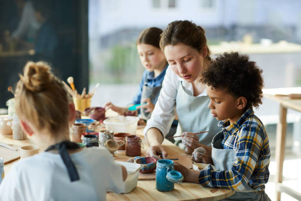 istock Painting with teacher 1014754262