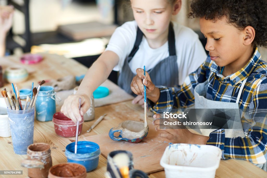 Coupe d’argile peinture - Photo de Enfant libre de droits