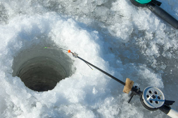 강 홍수 어 부입니다. 찢어진 강 얼음 어 부. 얼음에 마지막 얼음 어 부와 강. - ice fishing 뉴스 사진 이미지