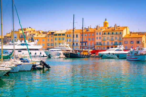 saint tropez, sul da frança. iates de luxo em marina. - building exterior built structure pier water - fotografias e filmes do acervo