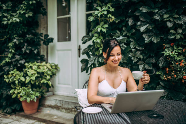 piękna kobieta za pomocą laptopa w ogrodzie. - 3369 zdjęcia i obrazy z banku zdjęć
