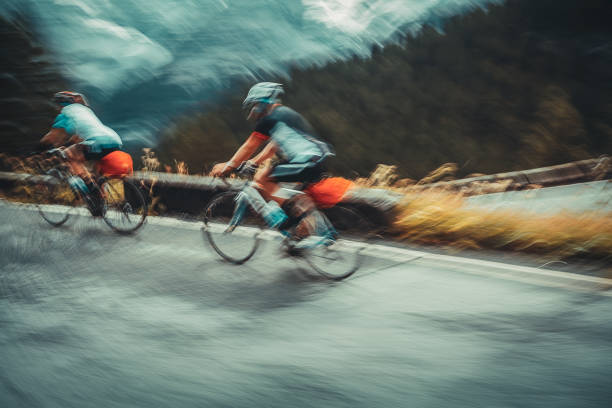 自転車に乗って 2 つスポーツマンズのスローモーション写真 - photo finish ストックフォトと画像