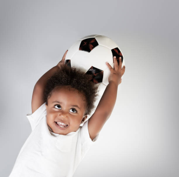 retrato de un niño lindo con la bola - pass the ball fotografías e imágenes de stock