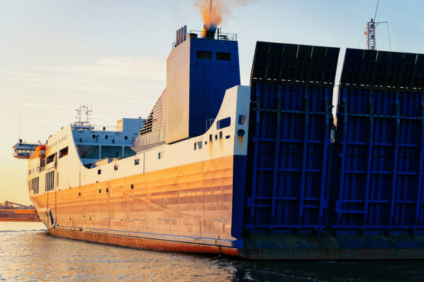 대형 페리 여객선 포트 클라이페다 리투아니아 발트 해에서 - passenger ship ferry crane harbor 뉴스 사진 이미지