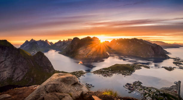 masquer & chercher du soleil - lofoten photos et images de collection