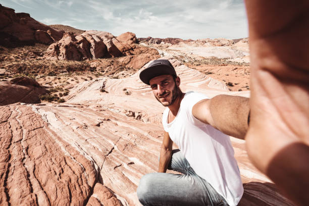 turysta w dolinie parku państwowego pożaru - behind photographer men mountain climbing zdjęcia i obrazy z banku zdjęć