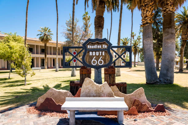parc public en aiguilles - route 66 california road sign photos et images de collection