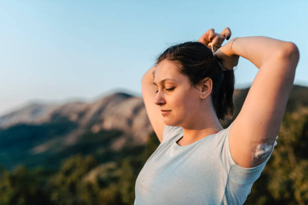 mujer con diabetes lleva a cgm y hacer una cola de caballo - ponytail brown hair tourist women fotografías e imágenes de stock