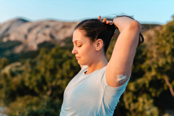 mujer con diabetes lleva a cgm y hacer una cola de caballo - ponytail brown hair tourist women fotografías e imágenes de stock