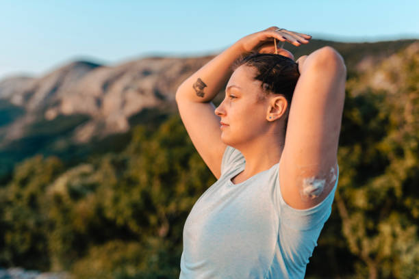 mujer con diabetes lleva a cgm y hacer una cola de caballo - ponytail brown hair tourist women fotografías e imágenes de stock