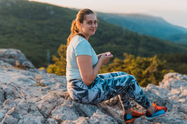 donna con diabete che usa la pompa di insulina - ponytail brown hair tourist women foto e immagini stock