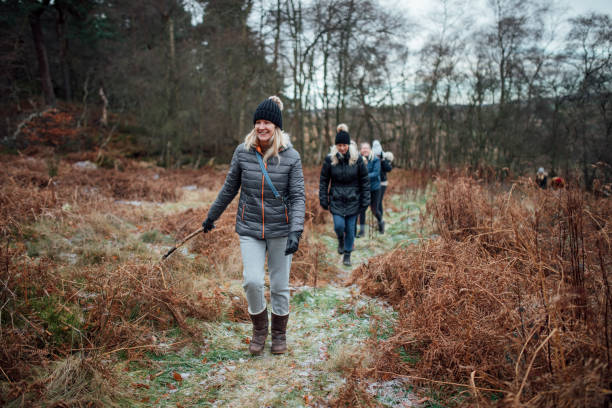 прогулки женщин зимой - walking exercising relaxation exercise group of people стоковые фото и изображения