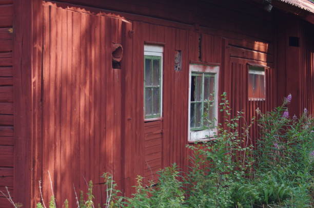 red farm house - falun imagens e fotografias de stock