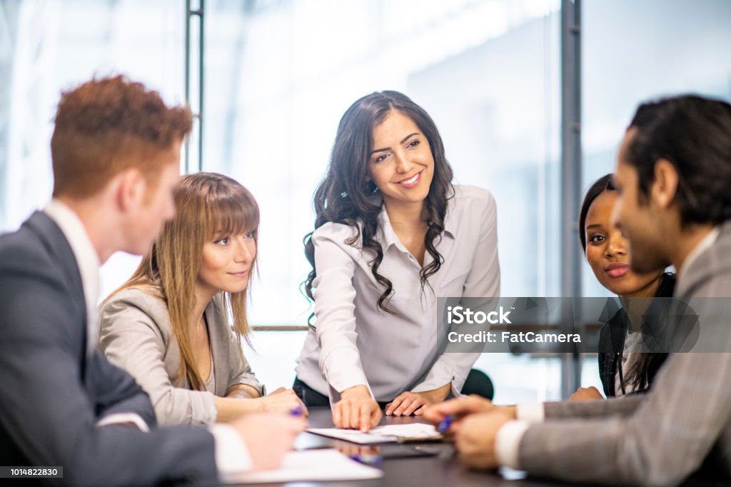 Lyssna på en medarbetare - Royaltyfri 20-24 år Bildbanksbilder Lyssna på en medarbetare - Royaltyfri 20-24 år Bildbanksbilder