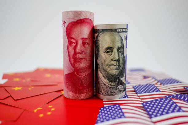 china yuan notas em china bandeiras e notas de dólar nas bandeiras dos estados unidos para a guerra de comércio - taxa alfandegária - fotografias e filmes do acervo