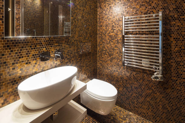 baño moderno con finos acabados - loft apartment bathroom mosaic tile fotografías e imágenes de stock