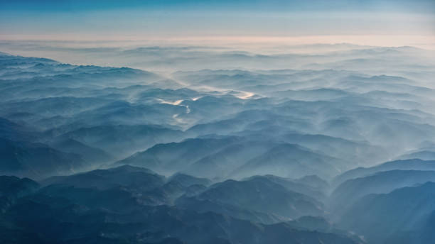 rauch bedeckte berge - mountain range utah sky mountain stock-fotos und bilder