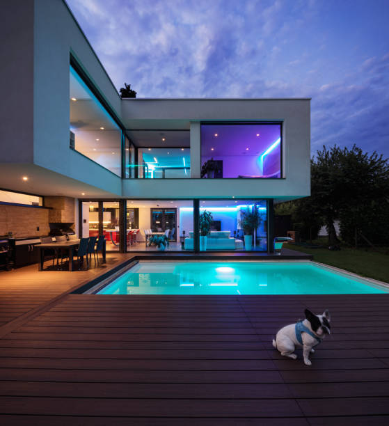 moderne villa mit farbigen led-leuchten in der nacht - house residential structure luxury night stock-fotos und bilder