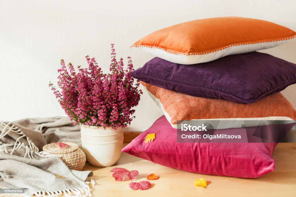 coloridos cojines lanzan acogedor hogar flor otoño de humor - Foto de stock de Decoración - Artículos domésticos libre de derechos