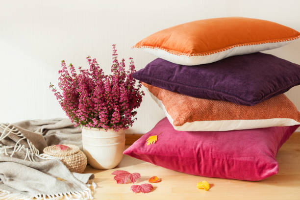 almofadas coloridas jogar aconchegante casa flor de humor outono - pillow cushion red textile - fotografias e filmes do acervo