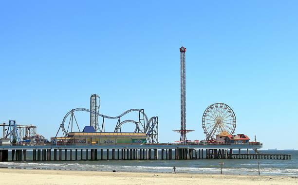 galveston island historic pleasure pier on the gulf of mexico coast - ferris wheel fotos imagens e fotografias de stock