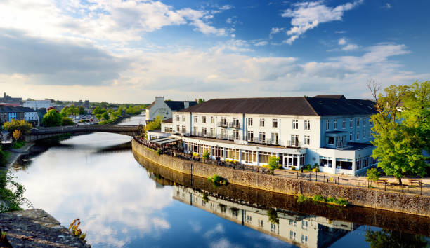 захватывающий вид на берег реки норе в килкенни, один из самых красивых городов ирландии. - kilkenny city стоковые фото и изображения