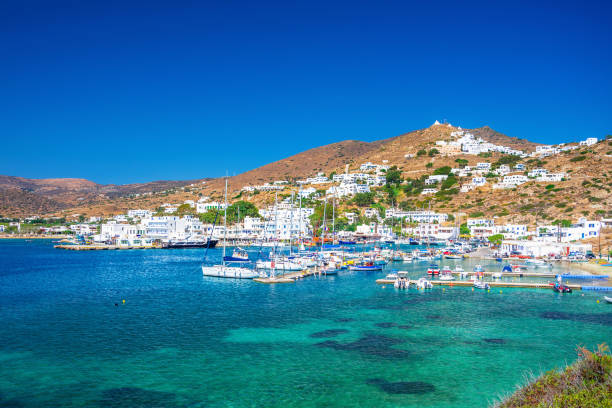 ios コーラと日没、キクラデス諸島、ギリシャでの旧港。 - samothraki ストックフォトと画像