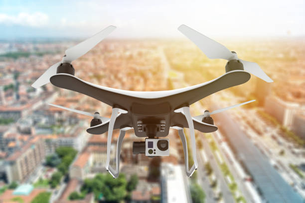 drone con cámara digital volando sobre una ciudad - volar fotos fotografías e imágenes de stock