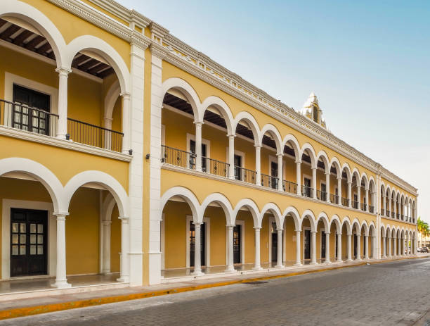 istock Spanish colonial style building in Mexico 1014948150