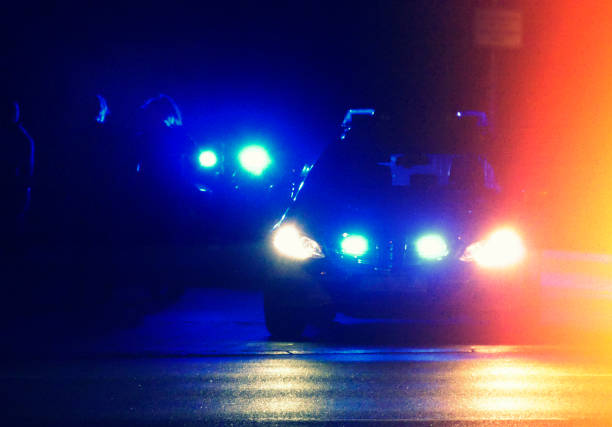 polizei-auto in der nacht - people traveling flash stock-fotos und bilder