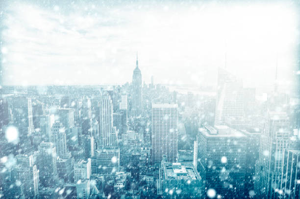 vista del bellissimo skyline di new york con neve - new york city new york state skyline winter foto e immagini stock