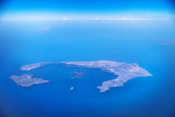 サントリーニ島から飛行機では、サントリーニ島、ギリシャから空撮 - editorial dome sky cloud ストックフォトと画像