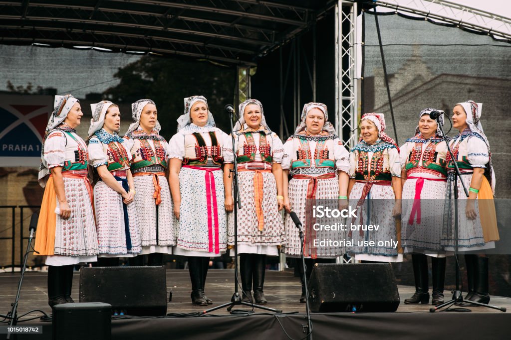 de elite Vervoer Moreel Prague Tsjechië Vrouwen Groep In Nationale Kleding Uitvoeren Van Folk Songs  Tijdens Populair In Praag Folk Folklore Festival Stockfoto en meer beelden  van Artiest - iStock