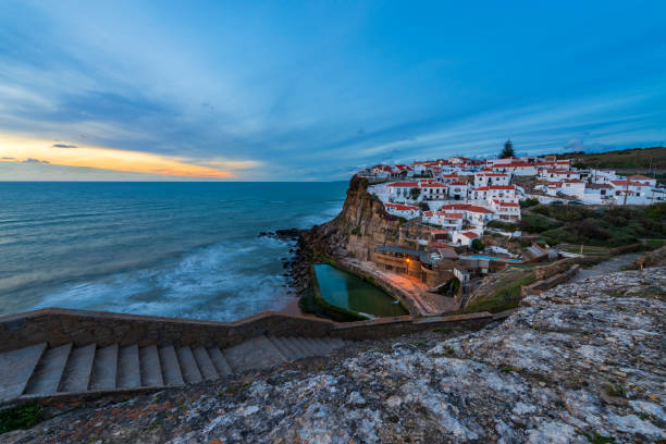 les azenhas do mar village au coucher du soleil au portugal, europe ; - azenhas do mar photos et images de collection