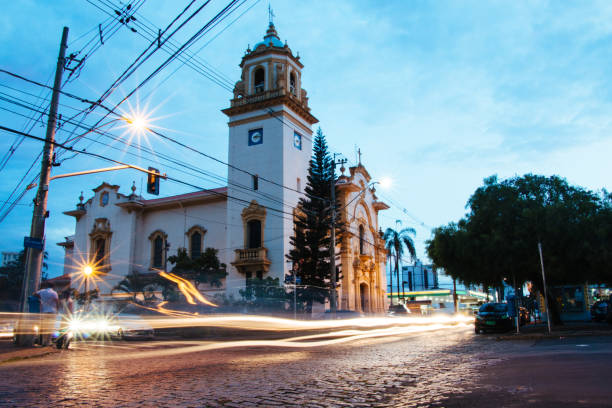 campinas, sp, brazylia - 3 kwietnia 2015: kościół katolicki matka boża bolesna, w środku cambui, najbardziej artystycznej dzielnicy miasta. - christianity spirituality religion one way zdjęcia i obrazy z banku zdjęć