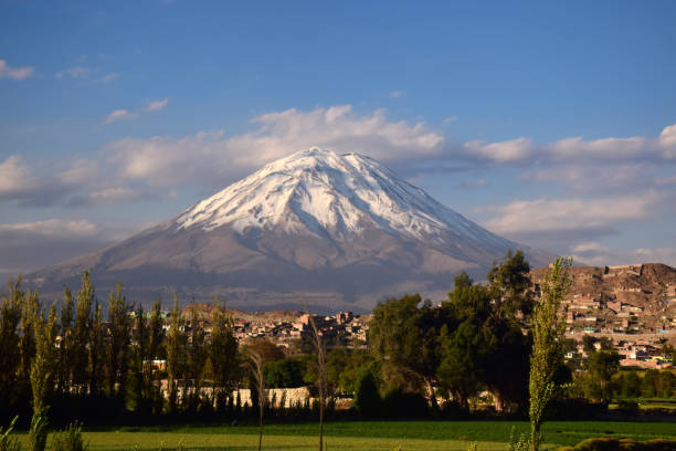 Volcano Misti in Arequipa View of volcano Misti ner the city of Arequipa in the south of Peru. arequipa province stock pictures, royalty-free photos & images