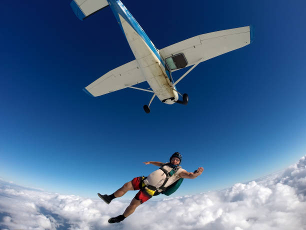 para-quedista em roupas casuais, saltar de avião em um dia de verão - skydiving parachuting extreme sports airplane - fotografias e filmes do acervo